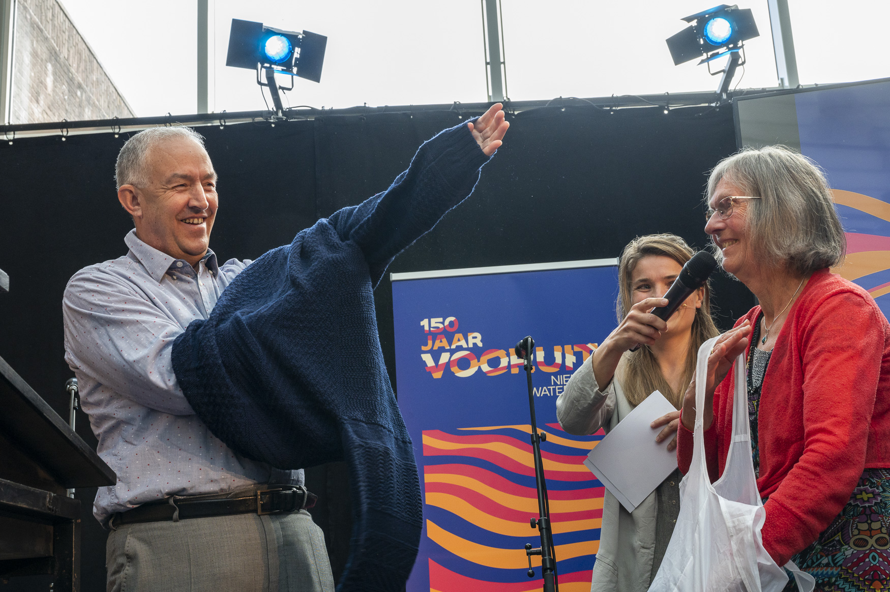 OPEN Rotterdam: Burgemeester Aboutaleb krijgt Pernisser visserstrui bij start viering Nieuwe Waterweg