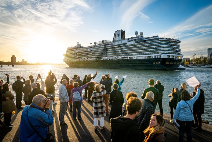 AD: Daar gaat ie! Zwaaien naar de nieuwe Rotterdam op weg naar New York
