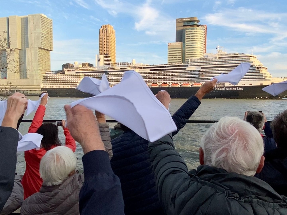 Rijnmond: ms Rotterdam vertrokken voor jubileumcruise ter ere van 150 jaar Holland America Lijn